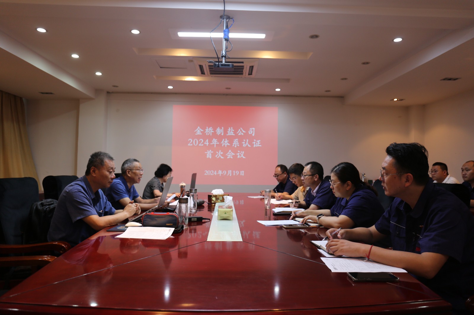 近日，金橋制鹽公司通過北京世標認證中心審核，給予食品安全管理體系、環(huán)境管理體系和職業(yè)健康安全管理體系認證“保持認證資格”的監(jiān)督審核結論，給予質量管理體系認證“再次注冊”的再認證審核結論。通過審核，是對公司精細化管理成果的檢驗，促進公司內控管理水平持續(xù)提升。（李曉月）